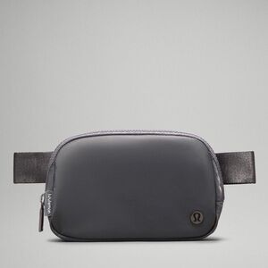 NEW LULULEMON EVERYWHERE BELT BAG 
Traverse grey